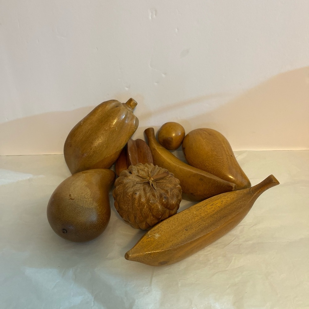 VINTAGE WOODEN MID CENTURY 8-PIECE CARVED FRUIT/VEGETABLES